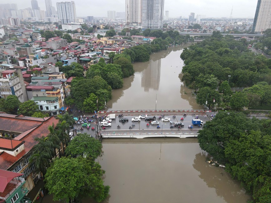 Ha Dong: nhieu tuyen duong ngap sau, giao thong te liet - Hinh anh 1